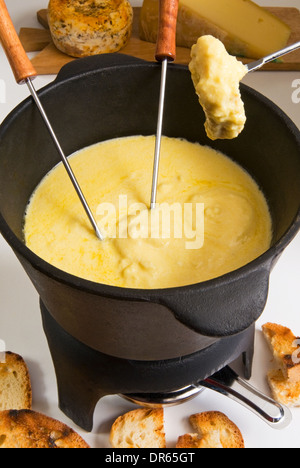 Fondue ist ein Schweizer, französischen und italienischen (Aostatal) Gericht aus geschmolzenem Käse, Aostatal, Italien Stockfoto