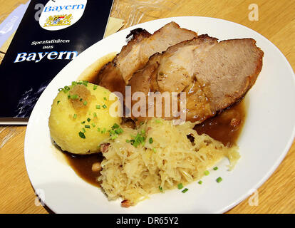 Berlin, Deutschland. 20. Januar 2014. Gemeinsame Schweinefleisch und Knödel für Besucher in der Bayerischen Ausstellungshalle Berlin internationale Grüne Woche in Berlin, Deutschland, 20. Januar 2014 serviert. Internationale Grüne Woche in Berlin ist für die Öffentlichkeit auf dem Messegelände unter dem Funkturm vom 17. bis 26. Januar 2014. Foto: WOLFGANG KUMM/Dpa/Alamy Live News Stockfoto