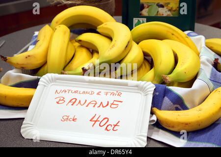 Berlin, Deutschland. 20. Januar 2014. Bio-Bananen sind auf dem Display in der organischen Ausstellungshalle Berlin internationalen Grünen Woche in Berlin, Deutschland, 20. Januar 2014. Internationale Grüne Woche in Berlin ist für die Öffentlichkeit auf dem Messegelände unter dem Funkturm vom 17. bis 26. Januar 2014. Foto: WOLFGANG KUMM/Dpa/Alamy Live News Stockfoto
