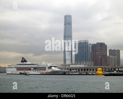 Hong Kong, China. 29. April 2013. Kreuzfahrtschiffe aus aller Welt und eine riesige Rubber Ente Land am Victoria Harbour in Hongkong, China, 29. April 2013. Die Gummiente des niederländischen Künstlers Florentijn Hofman ist auf der ganzen Welt unterwegs und hat bereits dreizehn Städte in neun Ländern besucht. Foto: Peter Jaehnel/Dpa/Alamy Live News Stockfoto
