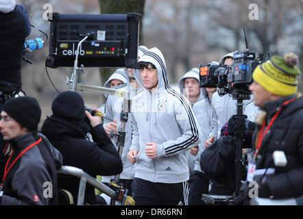 München, Deutschland. 20. Januar 2014. Deutsch-National-Football-Trainer Joachim LOEW (Löw) läuft vor einem Kameramann während der Dreharbeiten zu kommerziellen Zwecken während die Fußball-Nationalmannschaft einen Tag verbringt für die Vermarktung von Activitates in München Credit: Norbert Schmidt/Alamy Live News Stockfoto