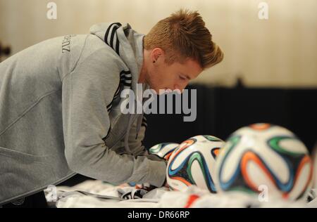 München, Deutschland. 20. Januar 2014. Deutsch National Football Team Marketing Day in München, Marco REUS unterschreibt Kugeln mit seiner Unterschrift Credit: Norbert Schmidt/Alamy Live News Stockfoto