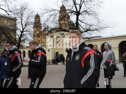 München, Deutschland. 20. Januar 2014. Deutschland Fußball-Nationalmannschaft während der Marketing-Dreharbeiten in München, hier 3 R Bastian SCHWEINSTEIGER während einer Pause Credit: Norbert Schmidt/Alamy Live News Stockfoto