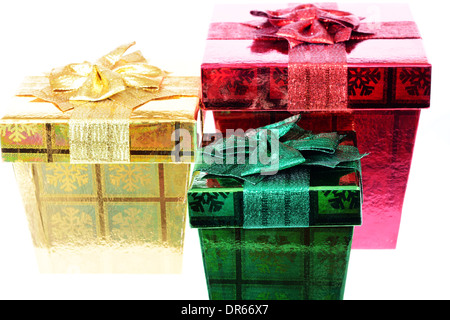 Drei Geschenkboxen unterschiedlicher Größe und Farbe isoliert auf weiss Stockfoto