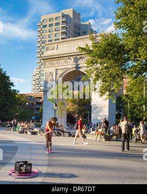 Ansicht von Washington Square Park in New York City mit Besucher anwesend am 15. August 2013 Stockfoto