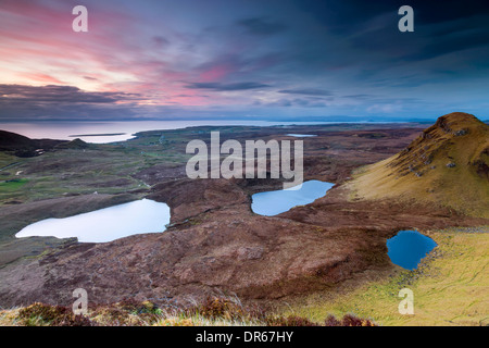 Der Quiraing ein Erdrutsch auf der östlichen Seite des Meall Na Suiramach, ein Blick über Loch Erdöl-Na Luirginn und Loch Cleat. Stockfoto