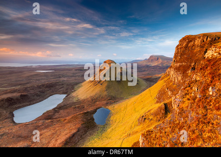 Der Quiraing ein Erdrutsch auf der östlichen Seite des Meall Na Suiramach, ein Blick über Loch Erdöl-Na Luirginn und Loch Cleat. Stockfoto