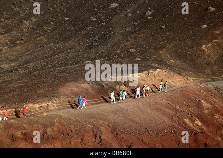 Fußweg über die erloschenen Vulkankrater Lagune von El Golfo, im Südwesten von Lanzarote, Kanarische Inseln, Kanaren, Spanien Stockfoto