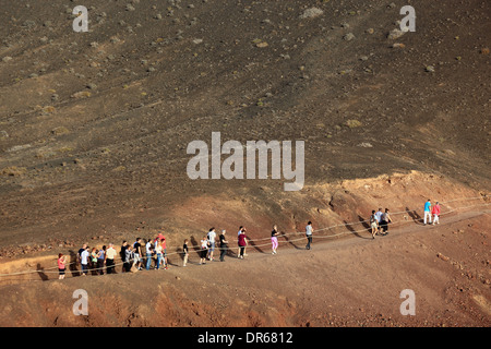 Fußweg über die erloschenen Vulkankrater Lagune von El Golfo, im Südwesten von Lanzarote, Kanarische Inseln, Kanaren, Spanien Stockfoto