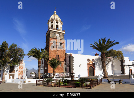 Neustro Senora de Guadalupe oder Kirche von Nuestra Señora de Guadalupe Turm. Plaza De La Constitucion Teguise Lanzarote Kanarische Inseln Stockfoto