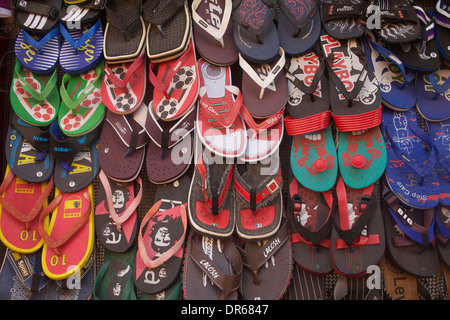 Flip Flops auf einen Stall in Arpora Dorf in der Nähe von Baga Beach, Goa, Indien Stockfoto