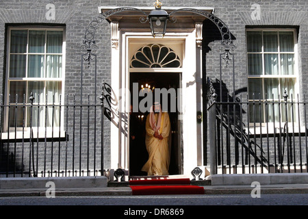 Vereinigte Arabische Emirate (VAE) President Sheikh Khalifa Al-Nahyan (R) wird vom britischen Premierminister David Cameron (L) um 10 Uhr begrüßt. Stockfoto