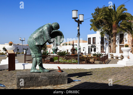 Neue Besapie-Skulptur von Rigoberto Camacho Perez Ortsgruppe Ostern Rancho de Teguise gewidmet. Lanzarote, Kanarische Inseln Stockfoto