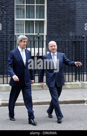 US Secretary Of State John Kerry (L) und sein britischer Amtskollege William Hague (R) außerhalb Nummer 10 Downing Street Stockfoto