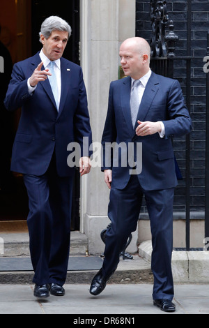 US Secretary Of State John Kerry (L) und sein britischer Amtskollege William Hague (R) außerhalb Nummer 10 Downing Street Stockfoto