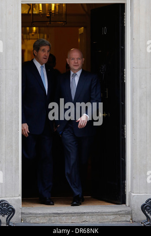 US Secretary Of State John Kerry (L) und sein britischer Amtskollege William Hague (R) außerhalb Nummer 10 Downing Street Stockfoto