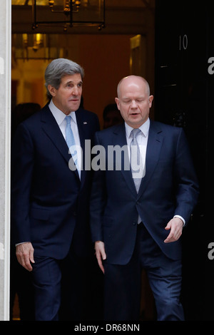 US Secretary Of State John Kerry (L) und sein britischer Amtskollege William Hague (R) außerhalb Nummer 10 Downing Street Stockfoto