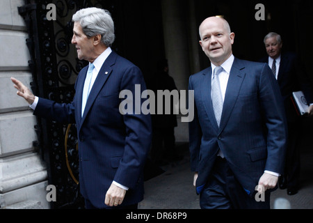 US Secretary Of State John Kerry (L) und sein britischer Amtskollege William Hague (R) außerhalb Nummer 10 Downing Street Stockfoto