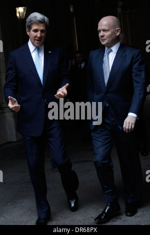 US Secretary Of State John Kerry (L) und sein britischer Amtskollege William Hague (R) außerhalb Nummer 10 Downing Street Stockfoto