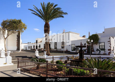 Traditionelle Stadt Altbauten in Plaza De La Constitución, Teguise, Lanzarote, Kanarische Inseln, Spanien, Europa. Stockfoto