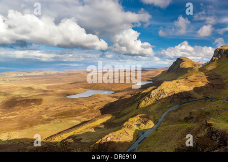 Der Quiraing ein Erdrutsch auf der östlichen Seite des Meall Na Suiramach, ein Blick über Loch Erdöl-Na Luirginn und Loch Cleat. Stockfoto