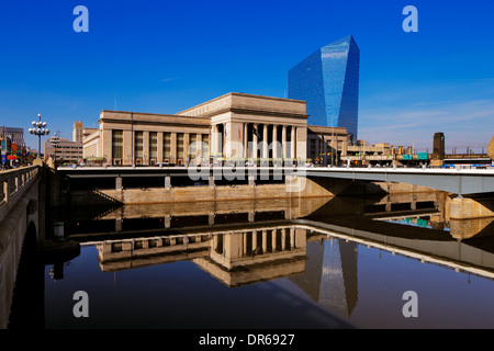 Ein tagsüber Bild der 30th Street Station, spiegelt sich in den stillen Wassern der Scullykill Fluss Stockfoto