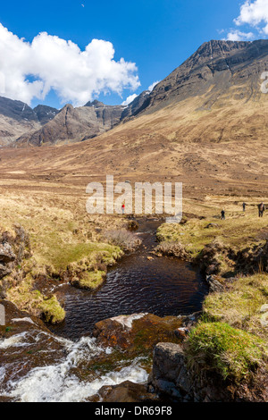 Die Cuillin Hills aus neben Allt Kokosfasern einen Mhadhaidh auf die Fee Pools gehen, Glen Brittle, Isle Of Skye Stockfoto