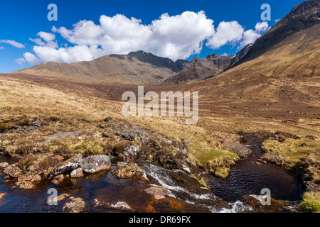 Die Cuillin Hills aus neben Allt Kokosfasern einen Mhadhaidh auf die Fee Pools gehen, Glen Brittle, Isle Of Skye Stockfoto