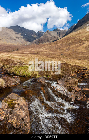 Die Cuillin Hills aus neben Allt Kokosfasern einen Mhadhaidh auf die Fee Pools gehen, Glen Brittle, Isle Of Skye Stockfoto