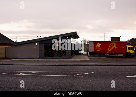 Henry Colbeck waren LKW liefern "Fish And Chips" auf den lokalen Diner Frankie Fish Shack in Dundee, Großbritannien Stockfoto