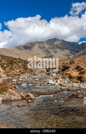 Die Cuillin Hills aus neben Allt Kokosfasern einen Mhadhaidh auf die Fee Pools gehen, Glen Brittle, Isle Of Skye Stockfoto