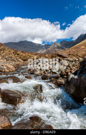 Die Cuillin Hills aus neben Allt Kokosfasern einen Mhadhaidh auf die Fee Pools gehen, Glen Brittle, Isle Of Skye Stockfoto