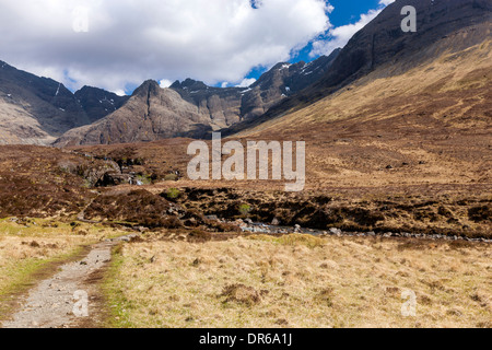 Die Cuillin Hills aus neben Allt Kokosfasern einen Mhadhaidh auf die Fee Pools gehen, Glen Brittle, Isle Of Skye Stockfoto