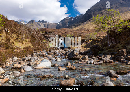 Die Cuillin Hills aus neben Allt Kokosfasern einen Mhadhaidh auf die Fee Pools gehen, Glen Brittle, Isle Of Skye Stockfoto