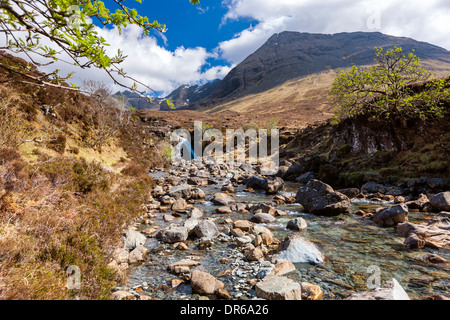 Die Cuillin Hills aus neben Allt Kokosfasern einen Mhadhaidh auf die Fee Pools gehen, Glen Brittle, Isle Of Skye Stockfoto