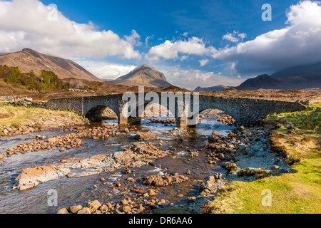 Alte Brücke über den River Sligachan vor Cuilin Hills, Isle Of Skye, innere Hebriden, Schottland, UK, Europa. Stockfoto