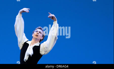 Berlin, Deutschland. 20. Januar 2014. Vladimir Malakhov tanzt die Ouverture "Les Sylphides" während der Foto Proben von "Malakhov & Freunde The Final" im Opernhaus Deutsche Oper Berlin in Berlin, Deutschland, 20. Januar 2014. Die Abschiedsvorstellung von Vladimir Malakhov Fron das Staatsballett Berlin wird am 21. Januar 2014 premiere. Foto: MICHAEL KAPPELER/Dpa/Alamy Live News Stockfoto