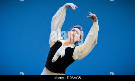 Berlin, Deutschland. 20. Januar 2014. Vladimir Malakhov tanzt die Ouverture "Les Sylphides" während der Foto Proben von "Malakhov & Freunde The Final" im Opernhaus Deutsche Oper Berlin in Berlin, Deutschland, 20. Januar 2014. Die Abschiedsvorstellung von Vladimir Malakhov Fron das Staatsballett Berlin wird am 21. Januar 2014 premiere. Foto: MICHAEL KAPPELER/Dpa/Alamy Live News Stockfoto