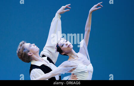 Berlin, Deutschland. 20. Januar 2014. Vladimir Malakhov und Mika Yoshioka tanzen die Ouverture "Les Sylphides" während der Foto-Proben von "Malakhov & Freunde The Final" im Opernhaus Deutsche Oper Berlin in Berlin, Deutschland, 20. Januar 2014. Die Abschiedsvorstellung von Vladimir Malakhov Fron das Staatsballett Berlin wird am 21. Januar 2014 premiere. Foto: MICHAEL KAPPELER/Dpa/Alamy Live News Stockfoto