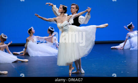 Berlin, Deutschland. 20. Januar 2014. Vladimir Malakhov und Mika Yoshioka tanzen die Ouverture "Les Sylphides" während der Foto-Proben von "Malakhov & Freunde The Final" im Opernhaus Deutsche Oper Berlin in Berlin, Deutschland, 20. Januar 2014. Die Abschiedsvorstellung von Vladimir Malakhov Fron das Staatsballett Berlin wird am 21. Januar 2014 premiere. Foto: MICHAEL KAPPELER/Dpa/Alamy Live News Stockfoto