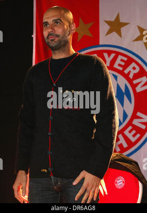 Glonn, Deutschland. 19. Januar 2014. HANDOUT - zeigt ein Handout Bild Cheftrainer der Bundesliga Fußballverein FC Bayern München, Pep Guardiola, FC Bayern München Fanclub Glonn 94 in Glonn, Deutschland, 19. Januar 2014 zu besuchen. Foto: Alexander man/FCB/Bongarts/Getty Images/Dpa/Alamy Live-Nachrichten Stockfoto