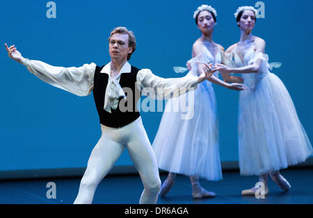 Berlin, Deutschland. 20. Januar 2014. Vladimir Malakhov tanzt die Ouverture "Les Sylphides" während der Foto Proben von "Malakhov & Freunde The Final" im Opernhaus Deutsche Oper Berlin in Berlin, Deutschland, 20. Januar 2014. Die Abschiedsvorstellung von Vladimir Malakhov Fron das Staatsballett Berlin wird am 21. Januar 2014 premiere. Foto: MICHAEL KAPPELER/Dpa/Alamy Live News Stockfoto