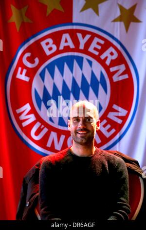 Glonn, Deutschland. 19. Januar 2014. HANDOUT - zeigt ein Handout Bild Cheftrainer der Bundesliga Fußballverein FC Bayern München, Pep Guardiola, FC Bayern München Fanclub Glonn 94 in Glonn, Deutschland, 19. Januar 2014 zu besuchen. Foto: Alexander man/FCB/Bongarts/Getty Images/Dpa/Alamy Live-Nachrichten Stockfoto