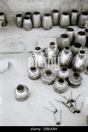 Straße Metallarbeiten Fertigung in Jodhpur in Rajasthan in Indien in Südasien. Kultur Arbeit Schönheit Handwerk traditionelle Tradition Reisen Stockfoto