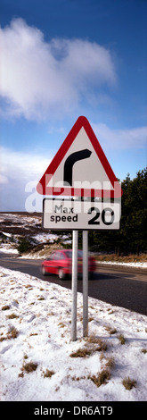 Max Speed 20 Schild auf der Saltergate Bank am Loch von Horcum, North Yorkshire, Großbritannien. Stockfoto