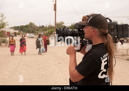 Kameramann schießt video in HD-Qualität mit einer Festbrennweite in einer staubigen und armen Stadt im nördlichen Kap Südafrikas. Stockfoto