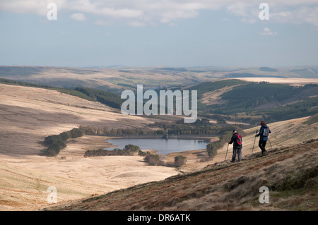 Älteres paar Wandern Down Hill in Wales Brecon Beacons - The Neuadd Reservoir Hufeisen Fuß. Stockfoto