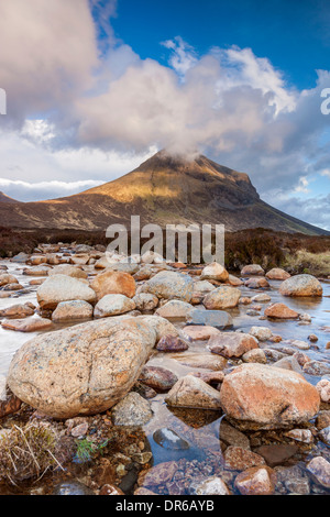 Fluss Allt Na Measarroch mit Marsco im Hintergrund, Glen Sligachan in den Cuilin Hills, Isle Of Skye. Stockfoto