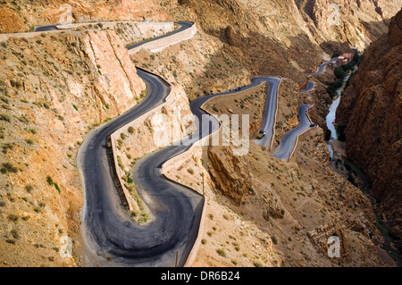 Kurvenreiche Straße im Dades Tal, Marokko, Afrika Stockfoto