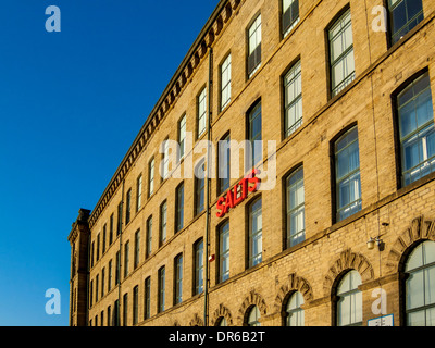 Salts Mill ist eine ehemalige Textilfabrik, heute eine Kunstgalerie, ein Einkaufszentrum und ein Restaurantkomplex in Saltaire, Bradford, West Yorkshire. Stockfoto